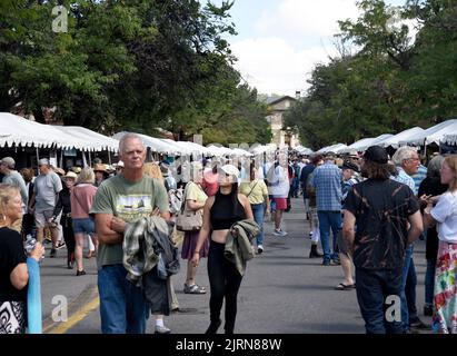 Besucher genießen den jährlichen Santa Fe Indian Market in Santa Fe, New Mexico. Stockfoto