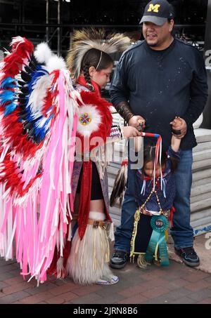 Ein indianischer Junge entspannt sich, nachdem er beim Native American Clothing Contest auf dem Santa Fe Indian Market in Santa Fe, New Mexico, ein Band gewonnen hat. Stockfoto