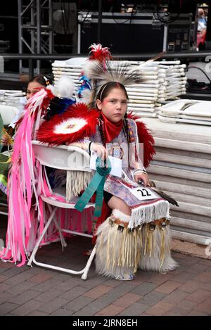 Ein indianischer Junge entspannt sich, nachdem er beim Native American Clothing Contest auf dem Santa Fe Indian Market in Santa Fe, New Mexico, ein Band gewonnen hat. Stockfoto