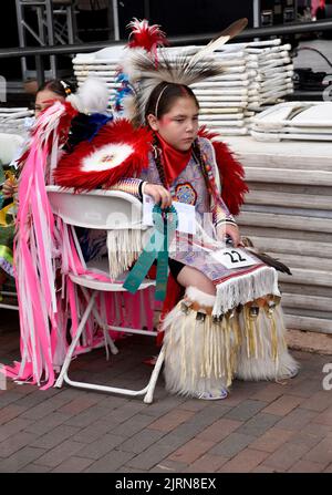 Ein indianischer Junge entspannt sich, nachdem er beim Native American Clothing Contest auf dem Santa Fe Indian Market in Santa Fe, New Mexico, ein Band gewonnen hat. Stockfoto