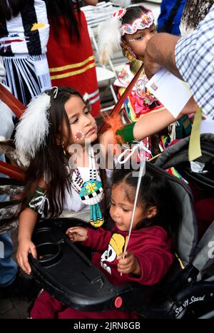 Indianische Kinder bereiten sich auf den jährlichen Santa Fe Indian Market in Santa Fe, New Mexico, auf den Native American Clothing Contest vor. Stockfoto