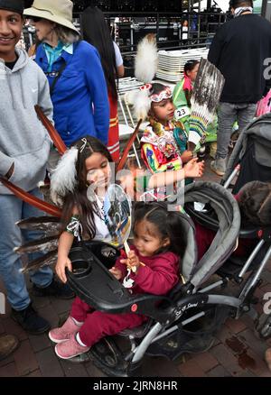 Indianische Kinder bereiten sich auf den jährlichen Santa Fe Indian Market in Santa Fe, New Mexico, auf den Native American Clothing Contest vor. Stockfoto