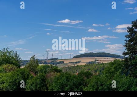 Landschaft mit Windpark in der Nähe des Dorfes Trendelburg Stockfoto