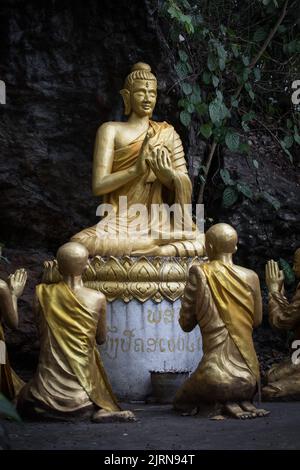 Eine vertikale Aufnahme der Buddha-Statue in einem Park Stockfoto