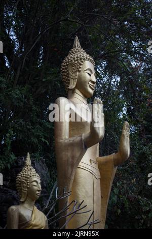 Eine vertikale Aufnahme der Buddha-Statue in einem Park Stockfoto