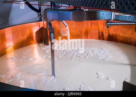 Albertville , Frankreich - 20. August 2022: Bottiche mit frischer Milch in der industriellen Käse- und Molkenproduktion. Stockfoto