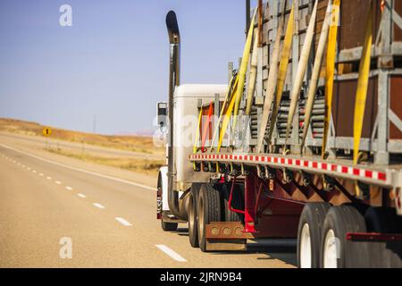 American Semi Truck Trailer Oversize Cargo mit Zurrgurten gesichert. Sicherheitsthema Für Den Transport In Hoher Beanspruchung. Stockfoto