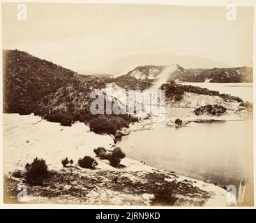 Rotomahana von oben Pink Terrace. Aus dem Album: New Zealand Views, 1882, Bay of Plenty, von Burton Brothers. Stockfoto