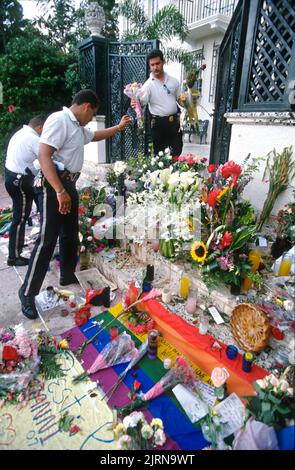 Die Polizei von Miami Beach positioniert die Blumen, die von Trauernden hinterlassen wurden, auf den Stufen des Hauses des Modedesigners Gianni Versace South Beach, 17. Juli 1997 in Miami, Florida. Versace wurde am 15.. Juli von Andrew Cunanan auf den Stufen vor seinem Herrenhaus angeschossen und getötet. Stockfoto