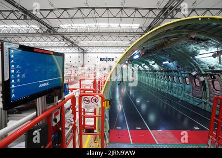 24. August 2022, Hamburg: Blick auf einen Rumpf von A320 in Halle 260 auf dem Airbus-Standort im Stadtteil Finkenwerder. Allein für den geplanten Produktionsstart bis Mitte 2023 sucht der Flugzeughersteller Airbus mehr als 1.000 neue Mitarbeiter. Foto: Marcus Brandt/dpa Stockfoto