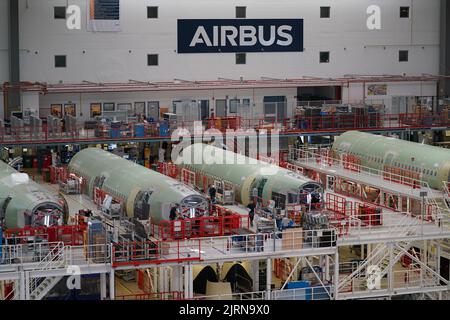 24. August 2022, Hamburg: Airbus-Mitarbeiter arbeiten an den A320 Rumpf in Hangar 260 am Airbus-Standort im Stadtteil Finkenwerder. Allein für den geplanten Produktionsstart bis Mitte 2023 sucht der Flugzeughersteller Airbus mehr als 1.000 neue Mitarbeiter. Foto: Marcus Brandt/dpa Stockfoto