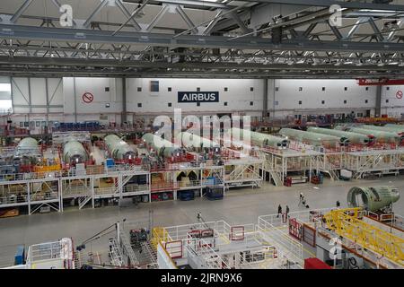 24. August 2022, Hamburg: Airbus-Mitarbeiter arbeiten an den A320 Rumpf in Hangar 260 am Airbus-Standort im Stadtteil Finkenwerder. Allein für den geplanten Produktionsstart bis Mitte 2023 sucht der Flugzeughersteller Airbus mehr als 1.000 neue Mitarbeiter. Foto: Marcus Brandt/dpa Stockfoto