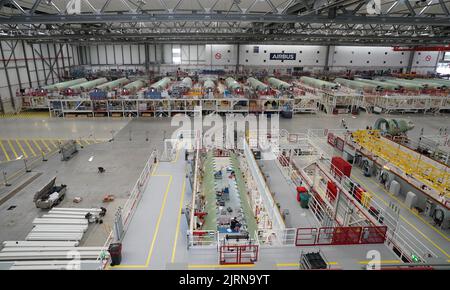 24. August 2022, Hamburg: Airbus-Mitarbeiter arbeiten an den A320 Rumpf in Hangar 260 am Airbus-Standort im Stadtteil Finkenwerder. Allein für den geplanten Produktionsstart bis Mitte 2023 sucht der Flugzeughersteller Airbus mehr als 1.000 neue Mitarbeiter. Foto: Marcus Brandt/dpa Stockfoto