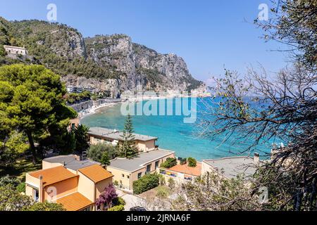 Ligurische Riviera: Spektakuläre Aussicht auf Baia Dei Saraceni und Malpasso Strand in Varigotti, Italien. Stockfoto