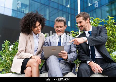 Multirassische Gruppe von Geschäftsleuten, die sich im Freien zusammenfinden - Internationales Business-Corporate-Team in elegantem Anzug, das sich in einem Business-Park trifft Stockfoto