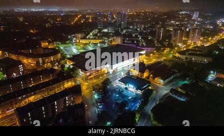 Nachtaufnahme des lokalen Tesco-Ladens von Maryhill. Stockfoto