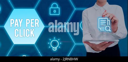 Textüberschrift mit „Pay per Click“. Unternehmen Überblick Internet-Werbung Modell Suchmaschinen-Marketing-Strategie Frau mit Virtual Reality Stockfoto