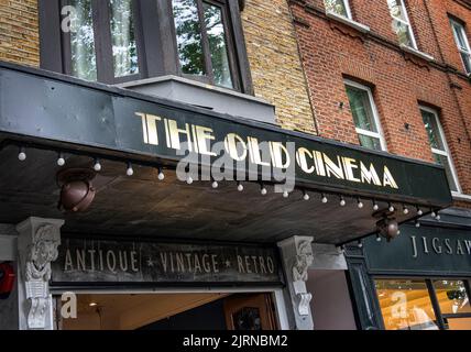 Das Old Cinema, ursprünglich ein Bilderhaus, ist heute aber ein Antiquitätenmarkt in der Chiswick High Street. Stockfoto