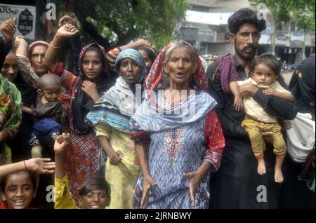 Die Bewohner von Husri veranstalten am Donnerstag, dem 25. August 2022, im Hyderabad-Presseclub eine Protestdemonstration gegen die hohe Händigkeit einflussreicher Menschen. Stockfoto