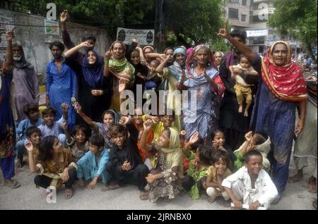 Die Bewohner von Husri veranstalten am Donnerstag, dem 25. August 2022, im Hyderabad-Presseclub eine Protestdemonstration gegen die hohe Händigkeit einflussreicher Menschen. Stockfoto