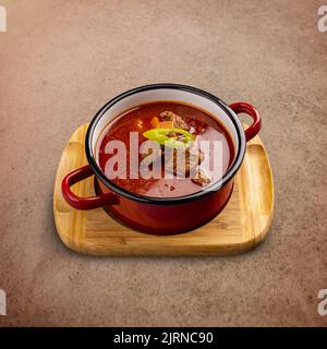 Traditionelle ungarische Gulaschsuppe mit Eintopf und Paprika. Stockfoto