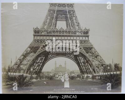 Ausstellung Universelle de 1889, La Tour Eiffel et le Trocadero, vue pry du Champs de Mars, 1889, Paris, von ND Phot. Stockfoto