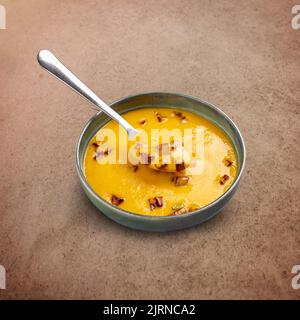 Vegetarische Herbst-Karotten-Sahnesuppe mit Rübenwürfeln Stockfoto