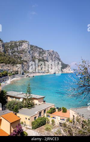 Ligurische Riviera: Spektakuläre Aussicht auf Baia Dei Saraceni und Malpasso Strand in Varigotti, Italien. Stockfoto