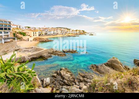 Die felsige Küste, der Sandstrand und das weiß getünchte Fischerdorf Calella de Palafrugell, Spanien, an der spanischen Küste der Costa Brava. Stockfoto