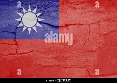 Defokussieren Sie die Flagge Taiwans, die offiziellen Farben und das richtige Verhältnis. Flagge Taiwans. Steinmauer Hintergrund. Riss. Demokratie. Nicht fokussiert. Stockfoto