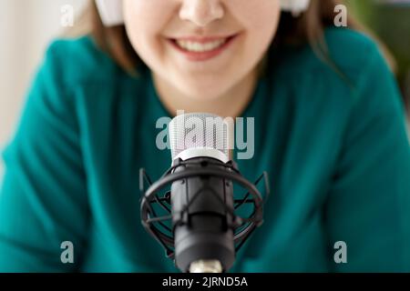 Frau mit Mikrofon Aufnahme Podcast im Studio Stockfoto