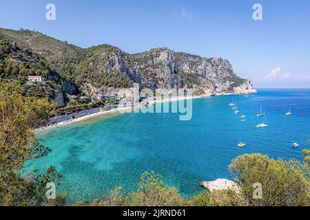 Ligurische Riviera: Spektakuläre Aussicht auf Baia Dei Saraceni und Malpasso Strand in Varigotti, Italien. Stockfoto