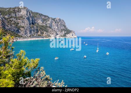 Ligurische Riviera: Spektakuläre Aussicht auf Baia Dei Saraceni und Malpasso Strand in Varigotti, Italien. Stockfoto