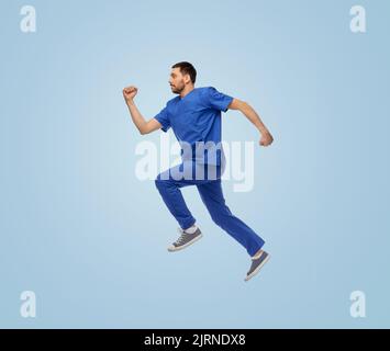 Arzt oder Krankenschwester, die in der Luft springen Stockfoto