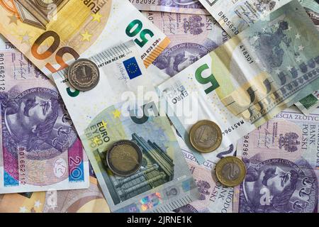 Collage aus Euro-Geld und polnischem Zloty. Polnische und europäische Münzen und Banknoten. Geschäfts- und Finanzkonzept. Stockfoto