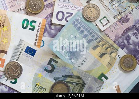 Collage aus Euro-Geld und polnischem Zloty. Polnische und europäische Münzen und Banknoten. Geschäfts- und Finanzkonzept. Stockfoto