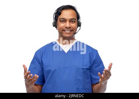 Lächelnder indischer Arzt oder Krankenschwester mit Headset Stockfoto