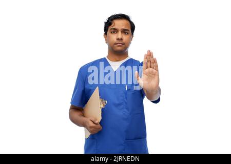 indischer Arzt oder Krankenschwester mit Stop-Geste Stockfoto