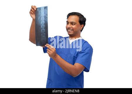 Glücklicher indischer Arzt oder Krankenschwester mit Röntgenaufnahme Stockfoto