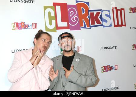 Los Angeles, USA. 24. August 2022. LOS ANGELES - 24. AUGUST: Jason Mewes, Kevin Smith bei der Clerks III Premiere im TCL Chinese Theatre am 24. August 2022 in Los Angeles, CA (Foto von Katrina Jordan/Sipa USA) Quelle: SIPA USA/Alamy Live News Stockfoto