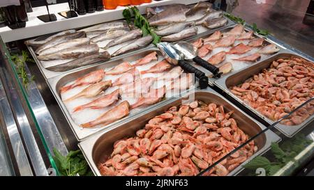 Meeresfrüchte auf Eis auf dem Fischmarkt. Frischer roher Fisch, der im Kühlschrank verkauft wird Stockfoto