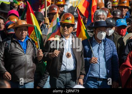 La Paz, Bolivien. 25. August 2022. Evo Morales (M.), ehemaliger Präsident Boliviens, und Luis Arce (r), Präsident Boliviens, nehmen an einer Kundgebung Teil. „Wir beginnen diese große Kundgebung für das Land und die Demokratie“, schrieb der bolivianische Staatschef auf Twitter. Arce hatte zur Kundgebung aufgerufen. Er sagte, es sei beabsichtigt, ein Signal gegen die „rechten Putschisten“ zu senden. Quelle: Radoslaw Czajkowski/dpa/Alamy Live News Stockfoto