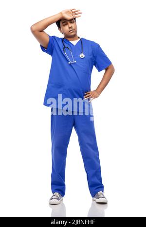 Gestresster Arzt oder Krankenschwester in blauer Uniform Stockfoto