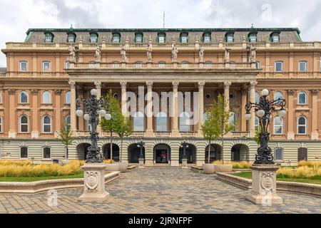 Budapest, Ungarn - 31. Juli 2022: Rückansicht der Ungarischen Nationalen Kunstgalerie Magyar Nemzeti Galerie auf der Budaer Burg. Stockfoto