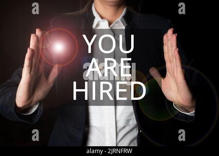 Schreiben mit Text, den Sie eingestellt sind. Konzeptionelles Foto Empfang und Einladung zu einer Veranstaltung Feiern Sie mit uns das leere Papier mit dekorierten Blättern Stockfoto