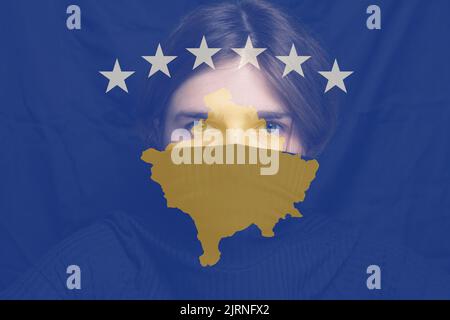 Unschärfe-Frau auf Kosovo-Flagge. Konzept des Grenzkonflikts, der Unabhängigkeit und des freien Transports oder des Konflikts zwischen Serbien und dem Kosovo im Rahmen eines Freihandelsabkommens Stockfoto