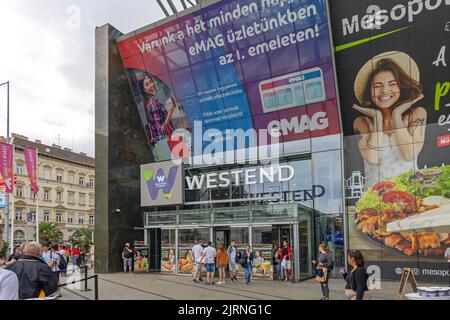 Budapest, Ungarn - 31. Juli 2022: Eintritt zum Westend Einkaufszentrum am Bahnhof im Stadtzentrum Sommertag. Stockfoto