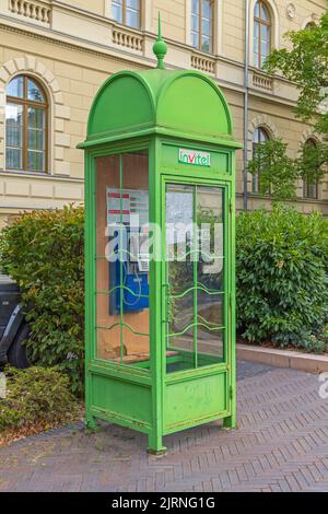 Szeged, Ungarn - 30. Juli 2022: Historisches Green Telephone Booth Wahrzeichen im Stadtzentrum. Stockfoto