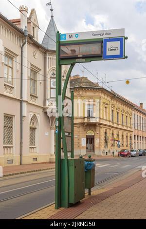 Szeged, Ungarn - 30. Juli 2022: Straßenbahnhaltestelle an der Somogyi Straße in der Innenstadt öffentlicher Verkehrsmittel. Stockfoto