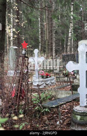 Roter Stern auf dem metallenen Denkmal eines unbekannten Soldaten auf dem alten Friedhof Stockfoto